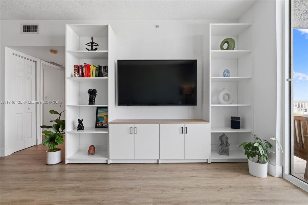 Recently Sold: $459,000 (2 beds, 2 baths, 1051 Square Feet)