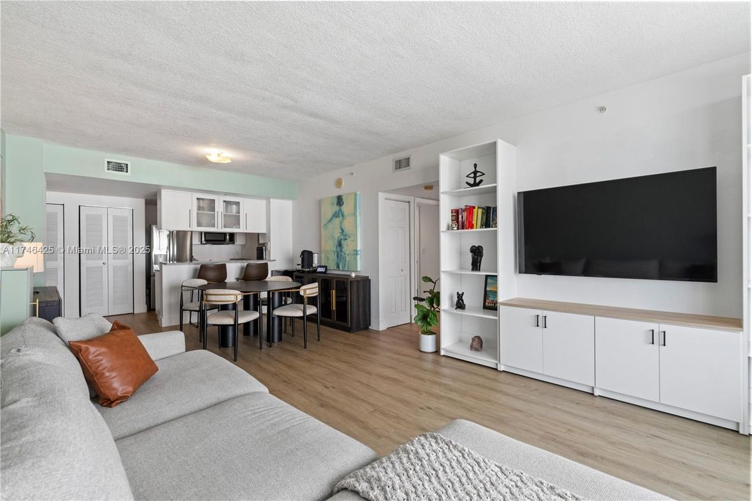 Recently Sold: $459,000 (2 beds, 2 baths, 1051 Square Feet)