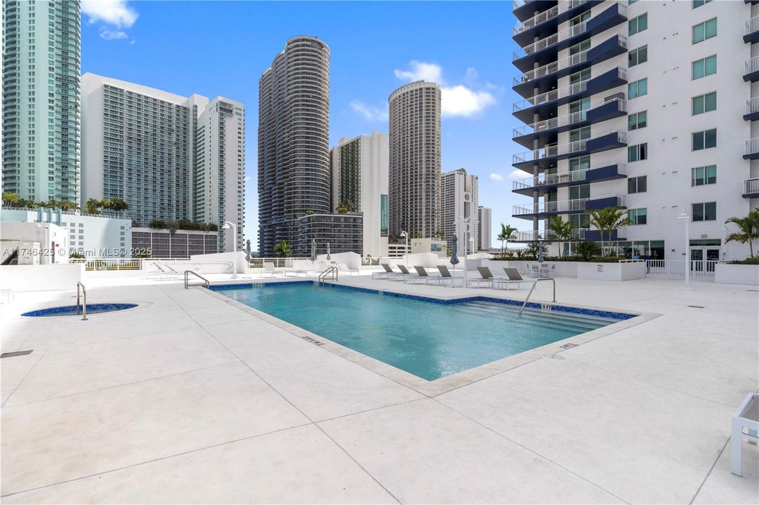 Recently Sold: $459,000 (2 beds, 2 baths, 1051 Square Feet)