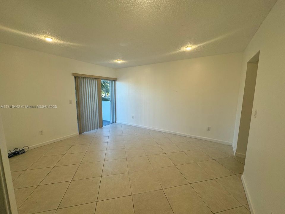 For Sale: $199,000 (2 beds, 1 baths, 815 Square Feet)