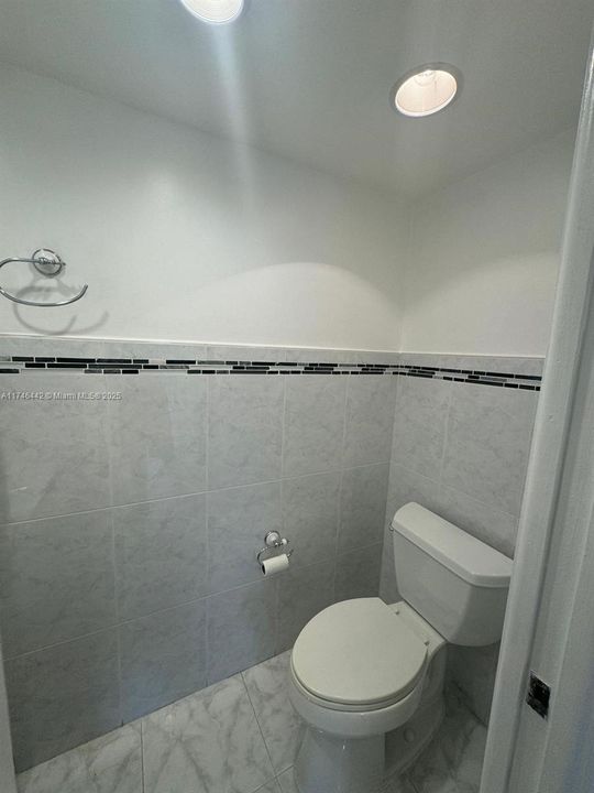 For Sale: $199,000 (2 beds, 1 baths, 815 Square Feet)