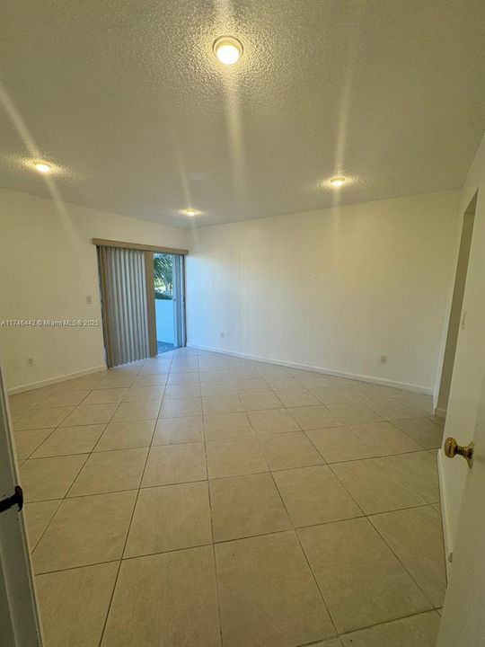 For Sale: $199,000 (2 beds, 1 baths, 815 Square Feet)