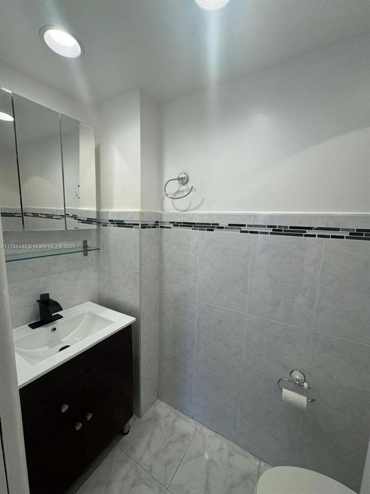 For Sale: $199,000 (2 beds, 1 baths, 815 Square Feet)