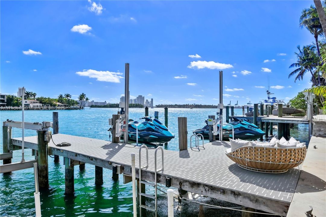 For Rent: $100,000 (8 beds, 7 baths, 7210 Square Feet)