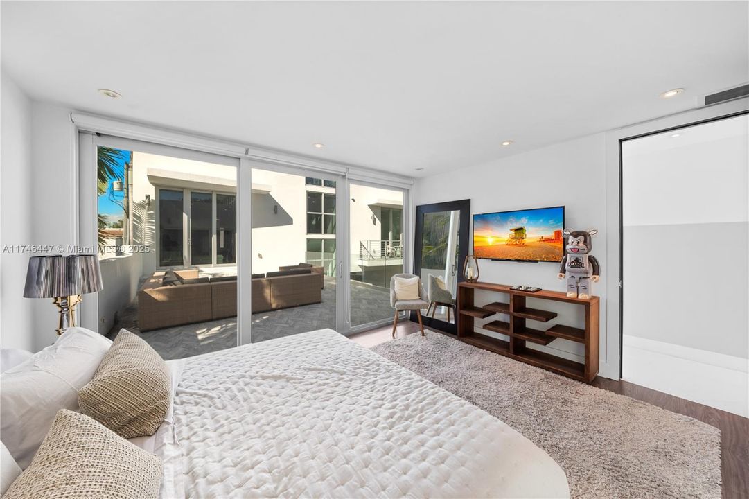 For Rent: $100,000 (8 beds, 7 baths, 7210 Square Feet)