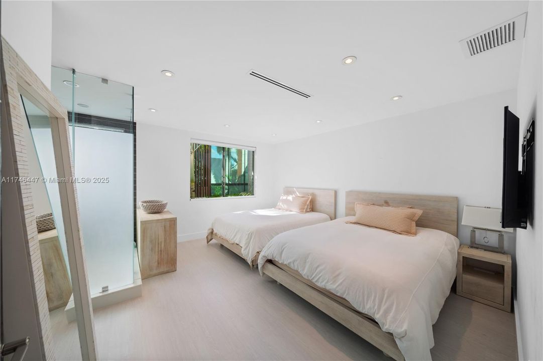 For Rent: $100,000 (8 beds, 7 baths, 7210 Square Feet)