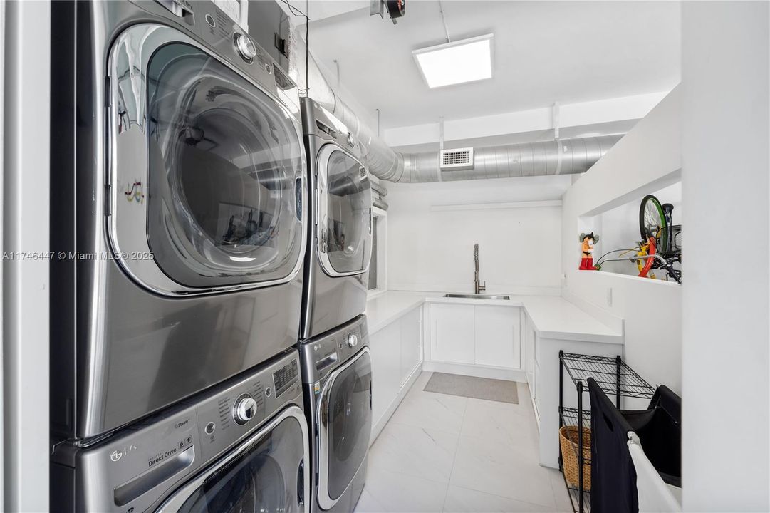 For Rent: $100,000 (8 beds, 7 baths, 7210 Square Feet)