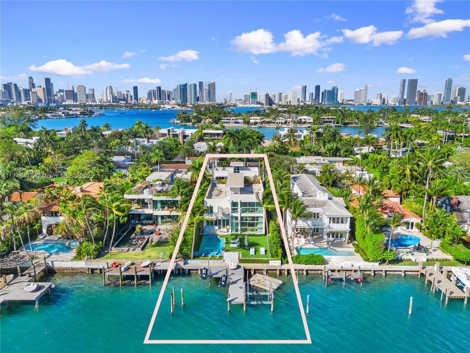 For Rent: $100,000 (8 beds, 7 baths, 7210 Square Feet)