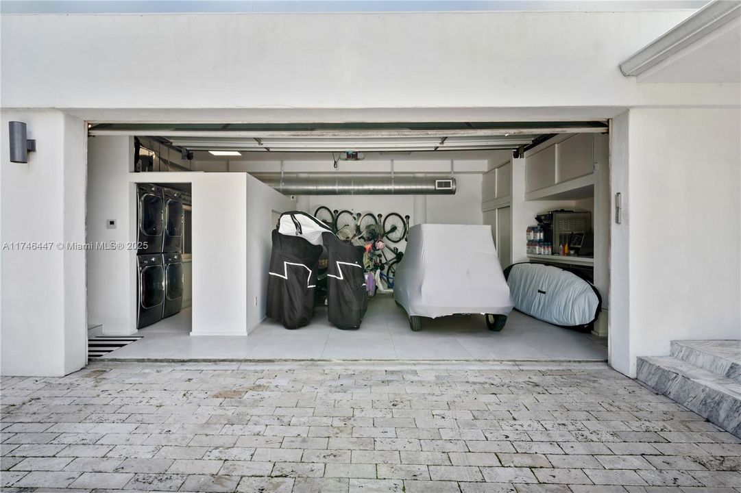 For Rent: $100,000 (8 beds, 7 baths, 7210 Square Feet)