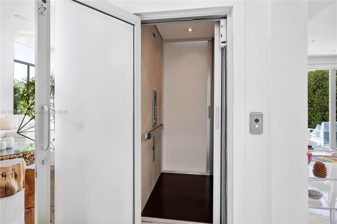 For Rent: $100,000 (8 beds, 7 baths, 7210 Square Feet)