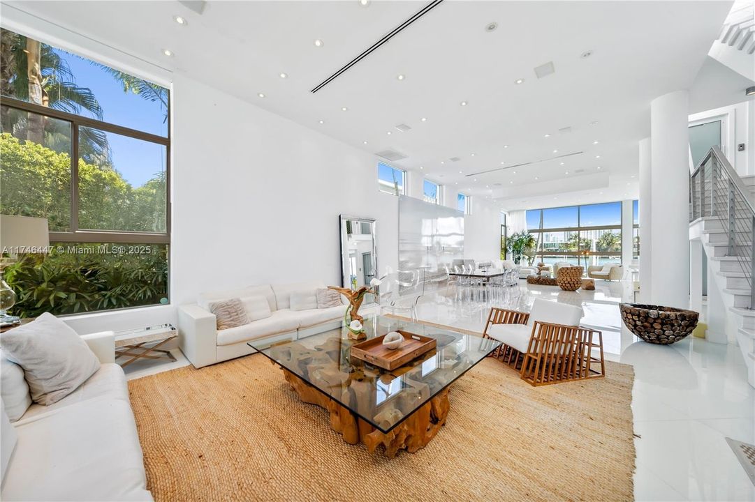 For Rent: $100,000 (8 beds, 7 baths, 7210 Square Feet)