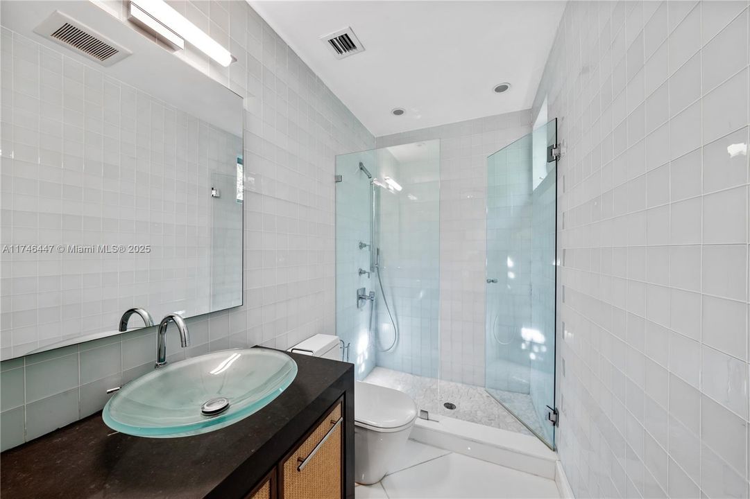 For Rent: $100,000 (8 beds, 7 baths, 7210 Square Feet)