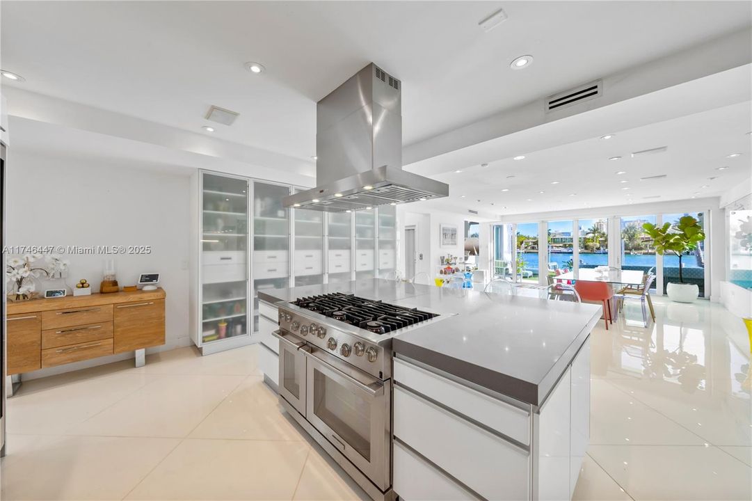 For Rent: $100,000 (8 beds, 7 baths, 7210 Square Feet)