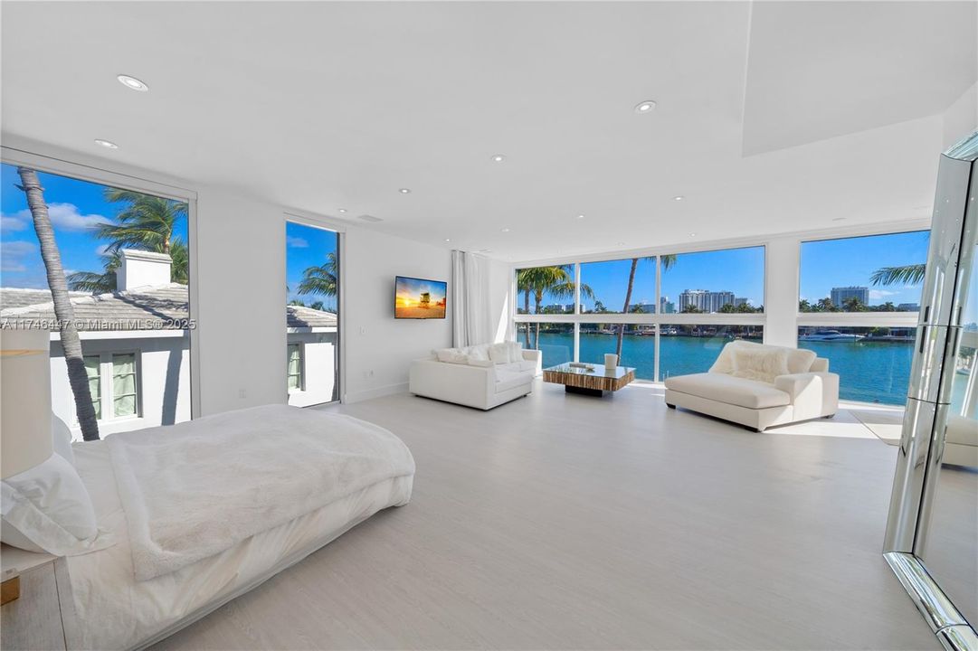 For Rent: $100,000 (8 beds, 7 baths, 7210 Square Feet)