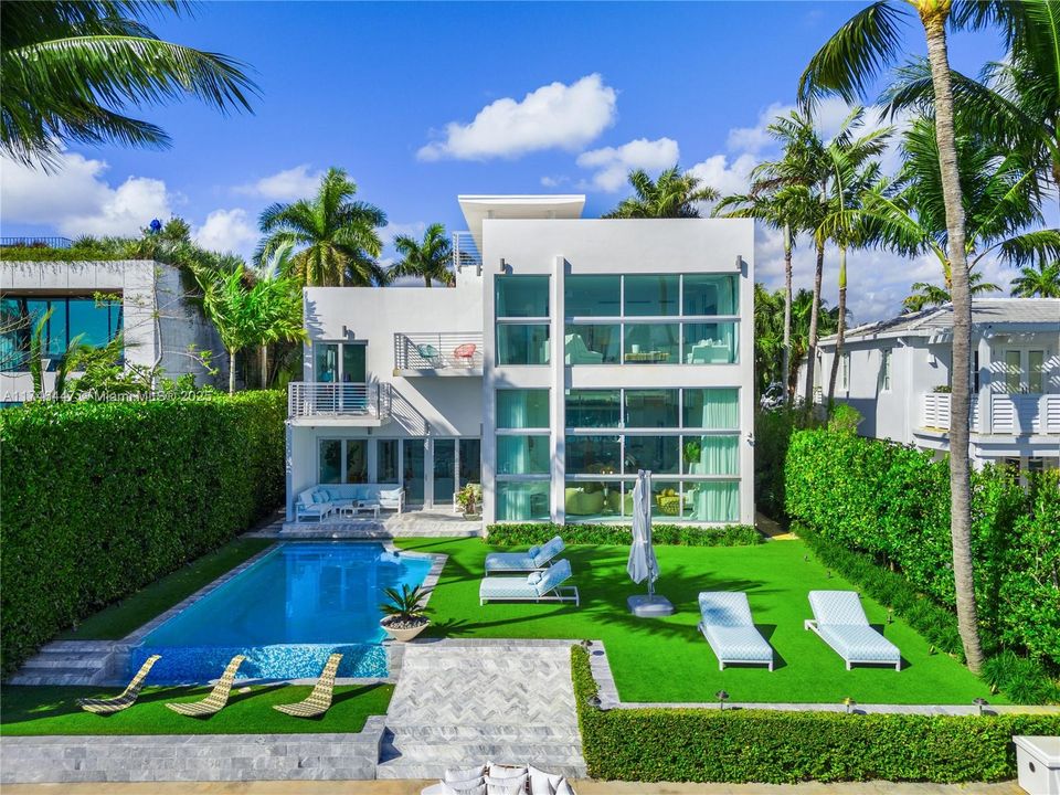 For Rent: $100,000 (8 beds, 7 baths, 7210 Square Feet)