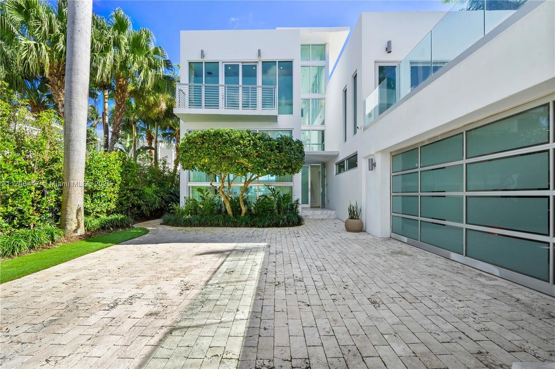 For Rent: $100,000 (8 beds, 7 baths, 7210 Square Feet)