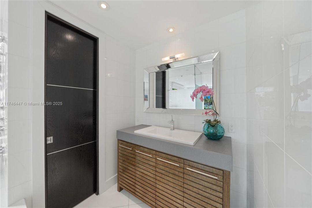 For Rent: $100,000 (8 beds, 7 baths, 7210 Square Feet)