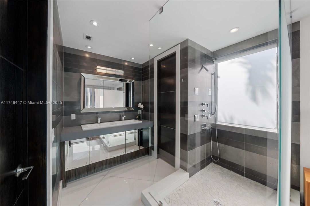 For Rent: $100,000 (8 beds, 7 baths, 7210 Square Feet)