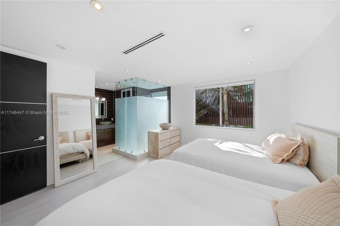 For Rent: $100,000 (8 beds, 7 baths, 7210 Square Feet)