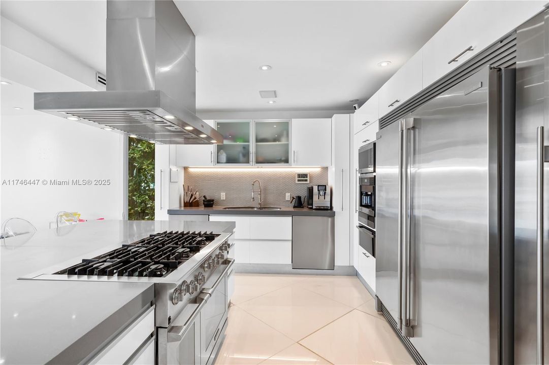 For Rent: $100,000 (8 beds, 7 baths, 7210 Square Feet)