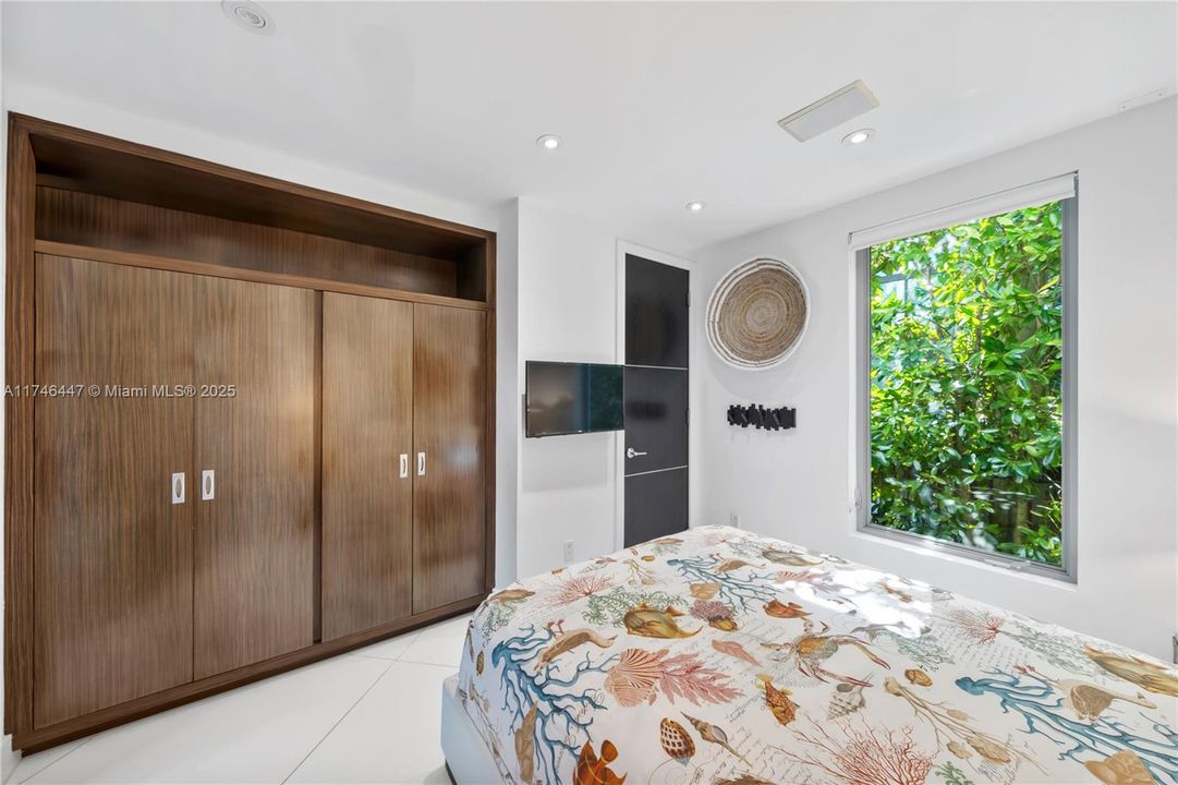 For Rent: $100,000 (8 beds, 7 baths, 7210 Square Feet)