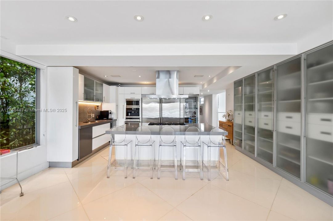 For Rent: $100,000 (8 beds, 7 baths, 7210 Square Feet)