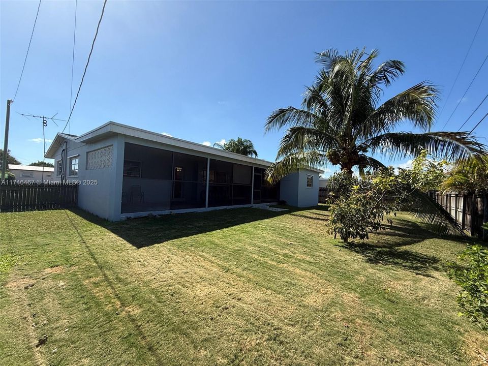 Recently Rented: $2,950 (3 beds, 2 baths, 1450 Square Feet)