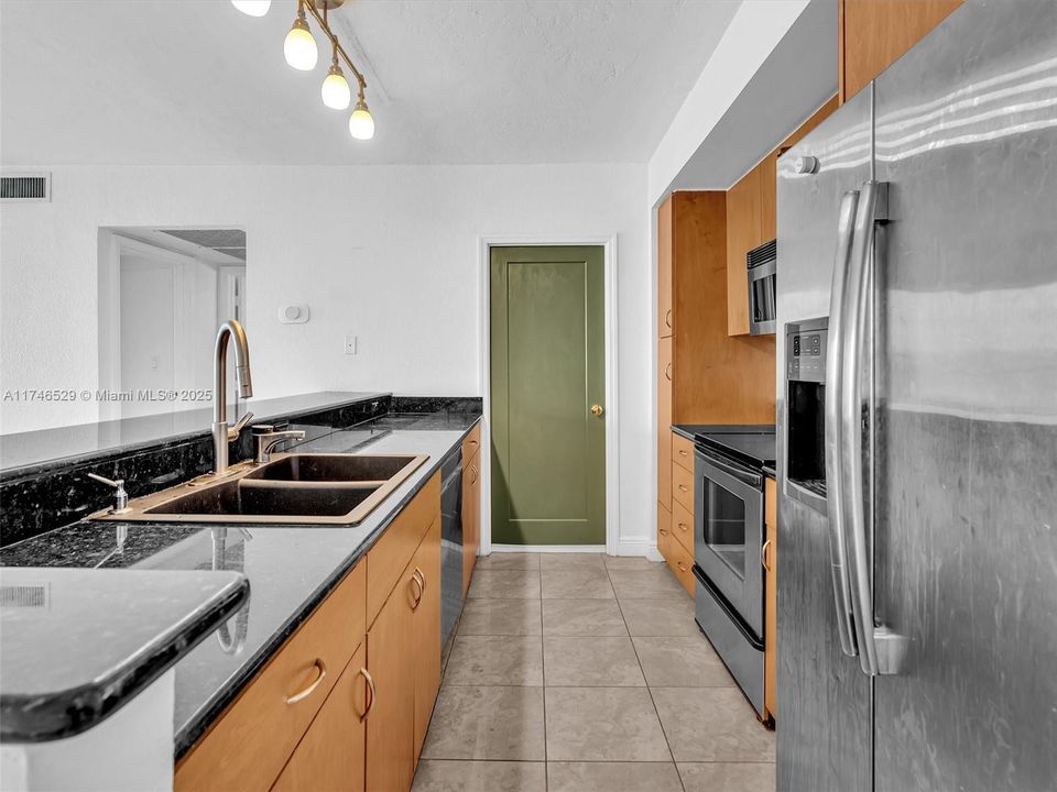 最近售出: $373,000 (2 贝兹, 1 浴室, 950 平方英尺)