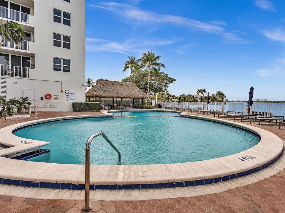 最近售出: $373,000 (2 贝兹, 1 浴室, 950 平方英尺)