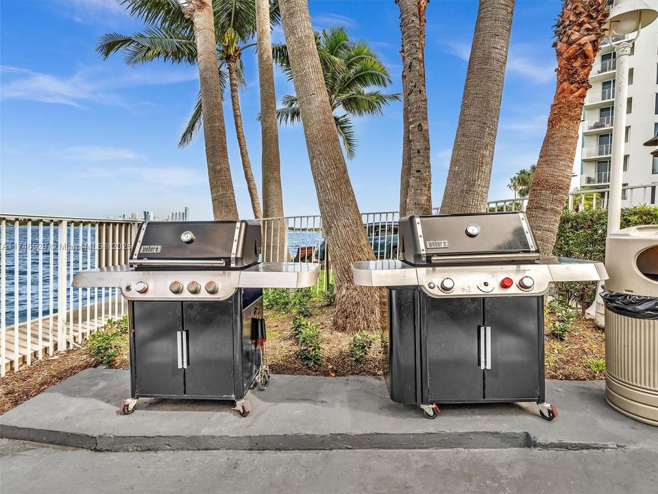 最近售出: $373,000 (2 贝兹, 1 浴室, 950 平方英尺)