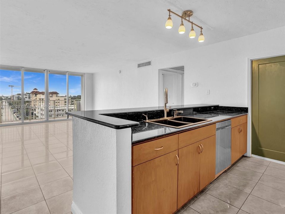 最近售出: $373,000 (2 贝兹, 1 浴室, 950 平方英尺)