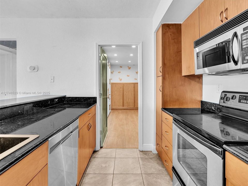 最近售出: $373,000 (2 贝兹, 1 浴室, 950 平方英尺)