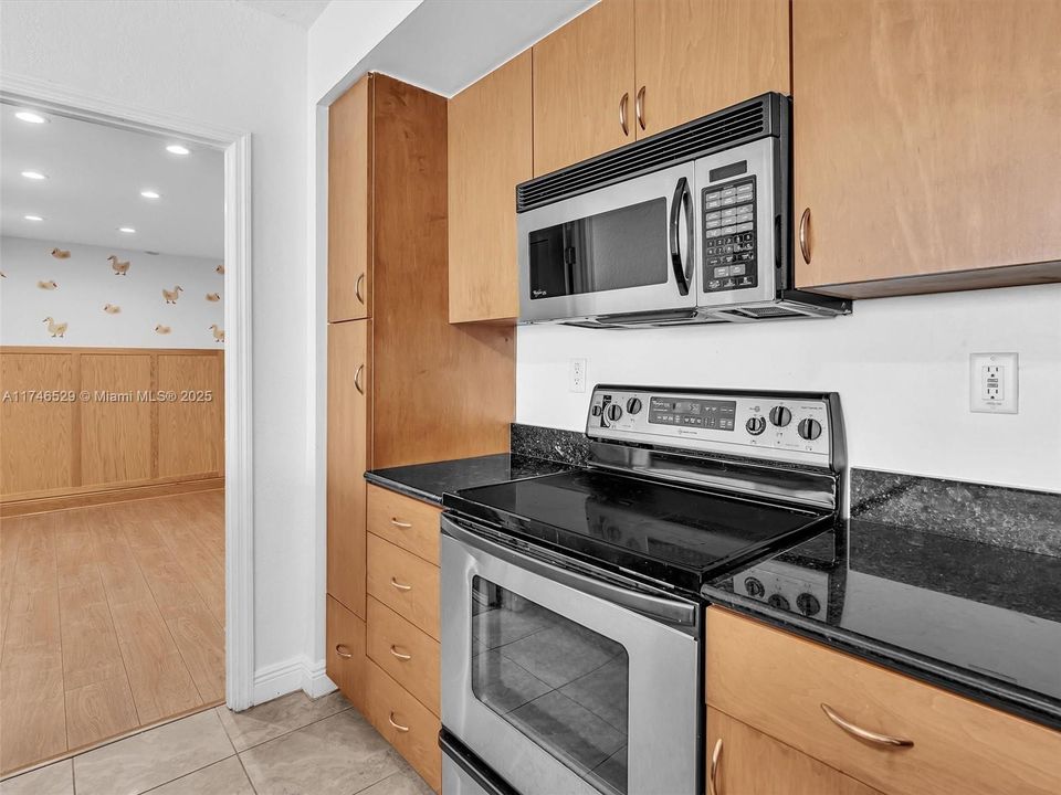 最近售出: $373,000 (2 贝兹, 1 浴室, 950 平方英尺)