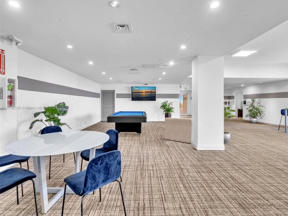 最近售出: $373,000 (2 贝兹, 1 浴室, 950 平方英尺)