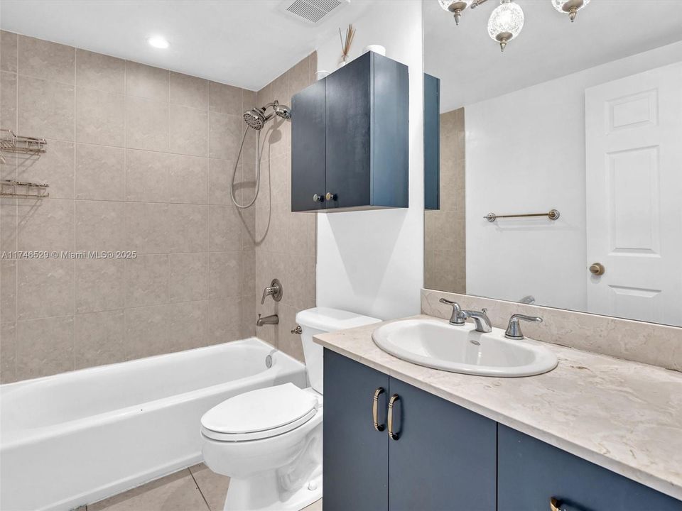 最近售出: $373,000 (2 贝兹, 1 浴室, 950 平方英尺)