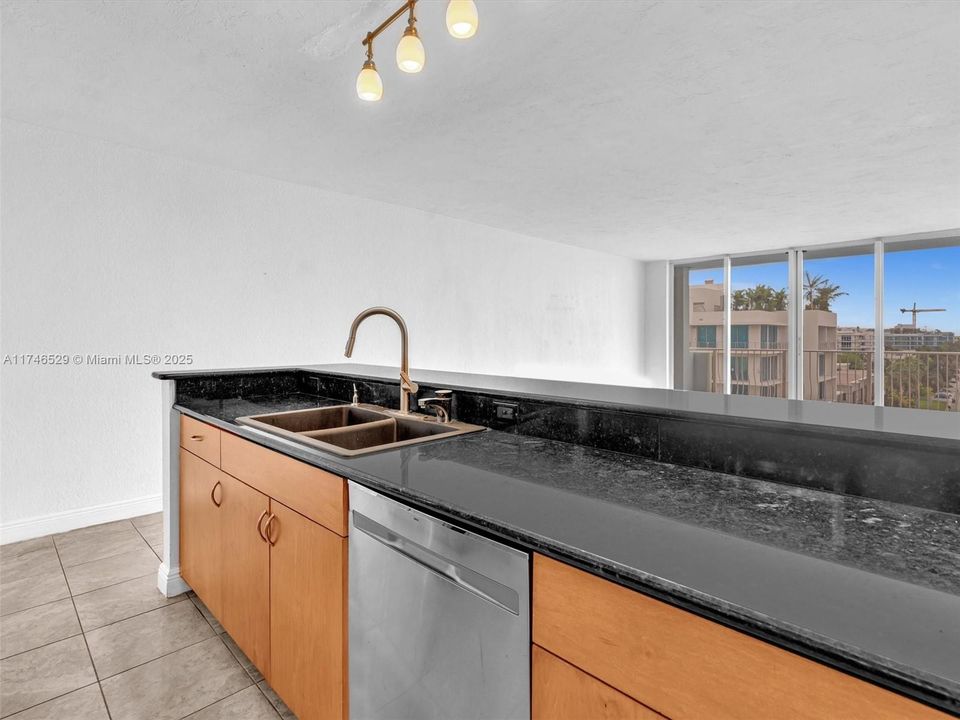 最近售出: $373,000 (2 贝兹, 1 浴室, 950 平方英尺)