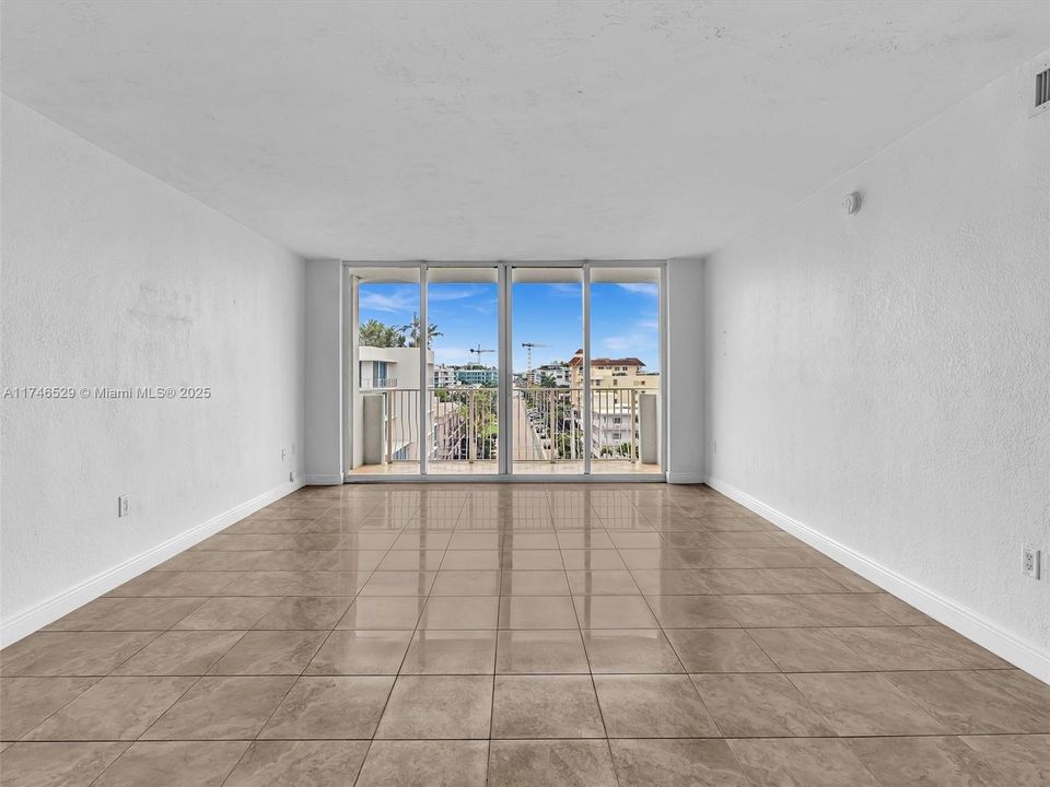 最近售出: $373,000 (2 贝兹, 1 浴室, 950 平方英尺)