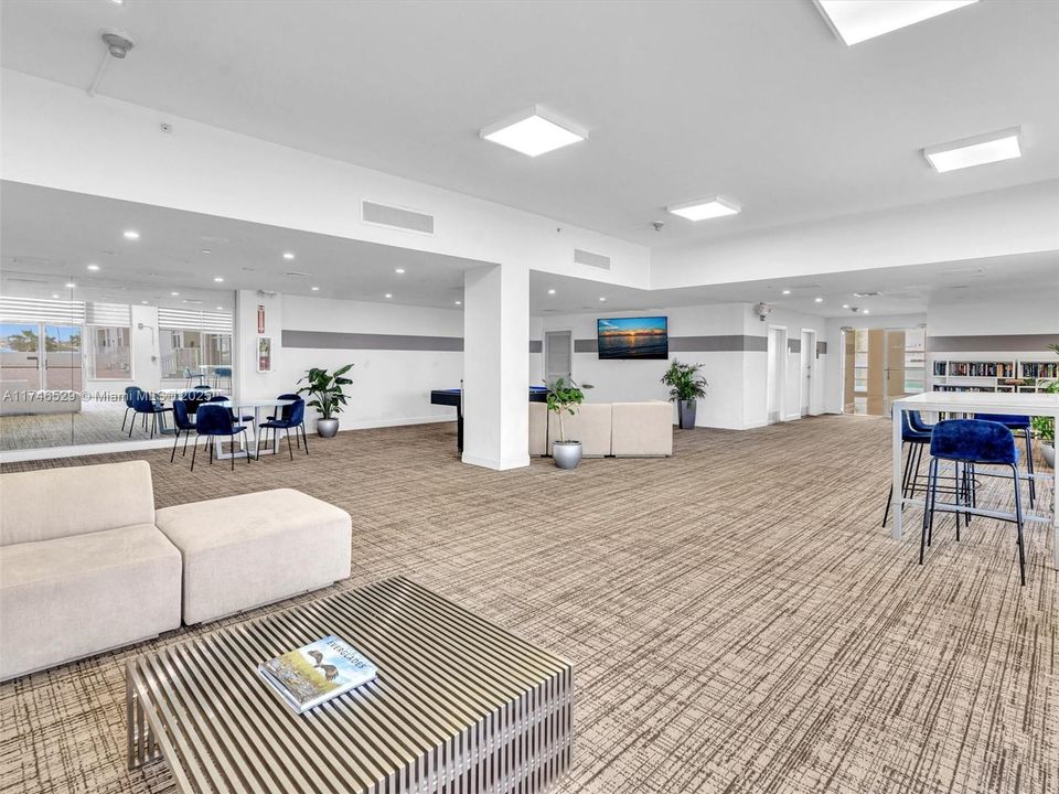 最近售出: $373,000 (2 贝兹, 1 浴室, 950 平方英尺)