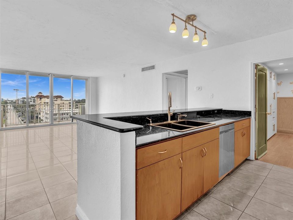 最近售出: $373,000 (2 贝兹, 1 浴室, 950 平方英尺)