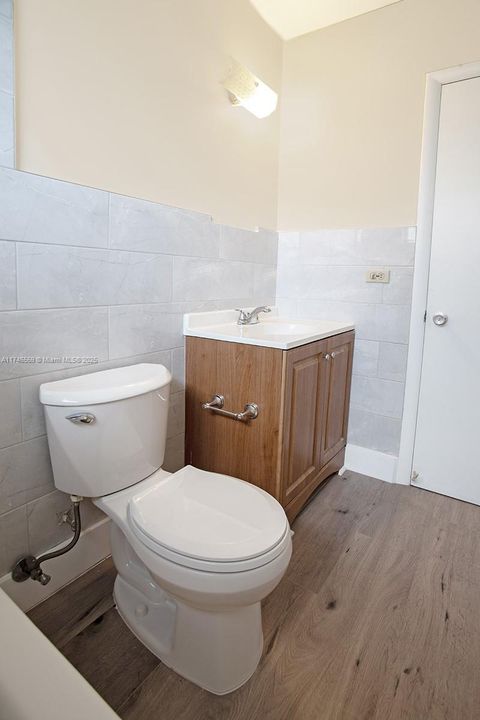 Недавно арендовано: $2,300 (2 спален, 1 ванн, 900 Квадратных фут)