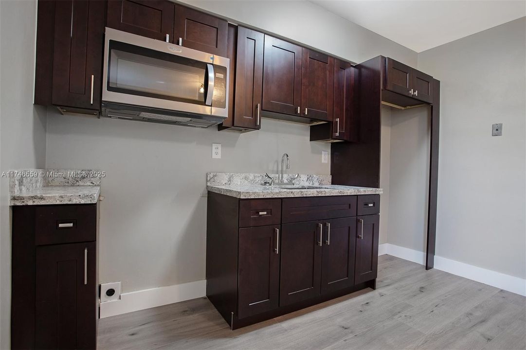 Недавно арендовано: $2,300 (2 спален, 1 ванн, 900 Квадратных фут)