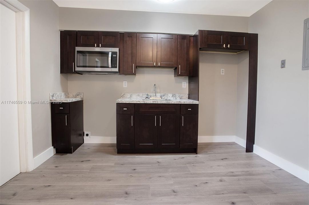 Недавно арендовано: $2,300 (2 спален, 1 ванн, 900 Квадратных фут)