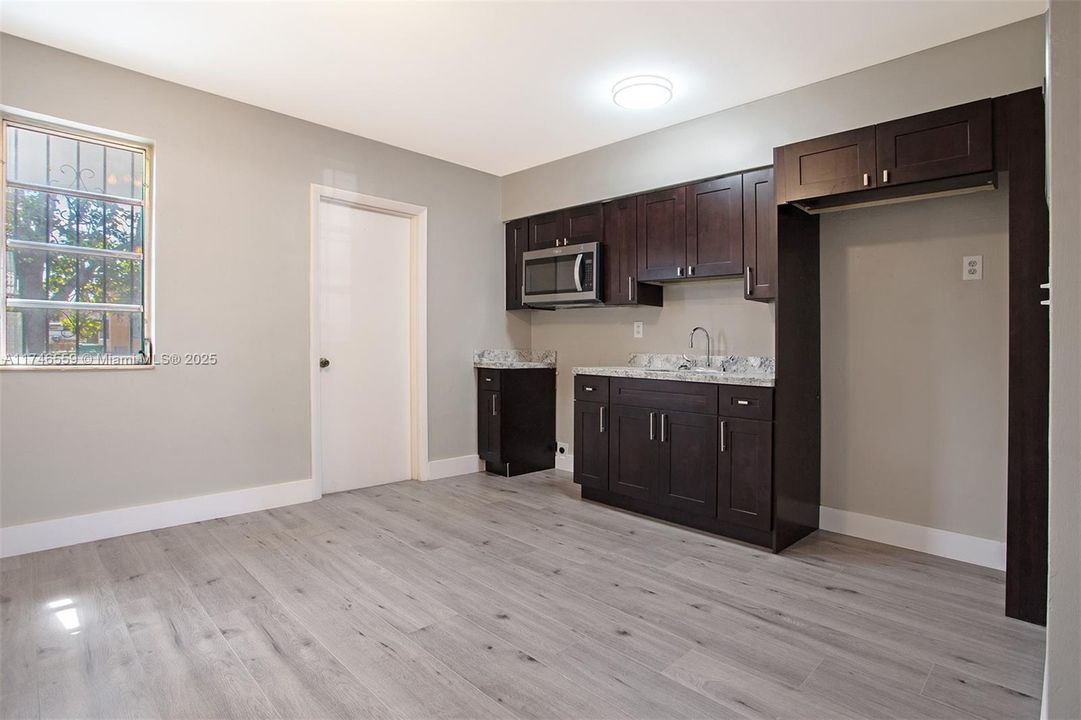 Недавно арендовано: $2,300 (2 спален, 1 ванн, 900 Квадратных фут)