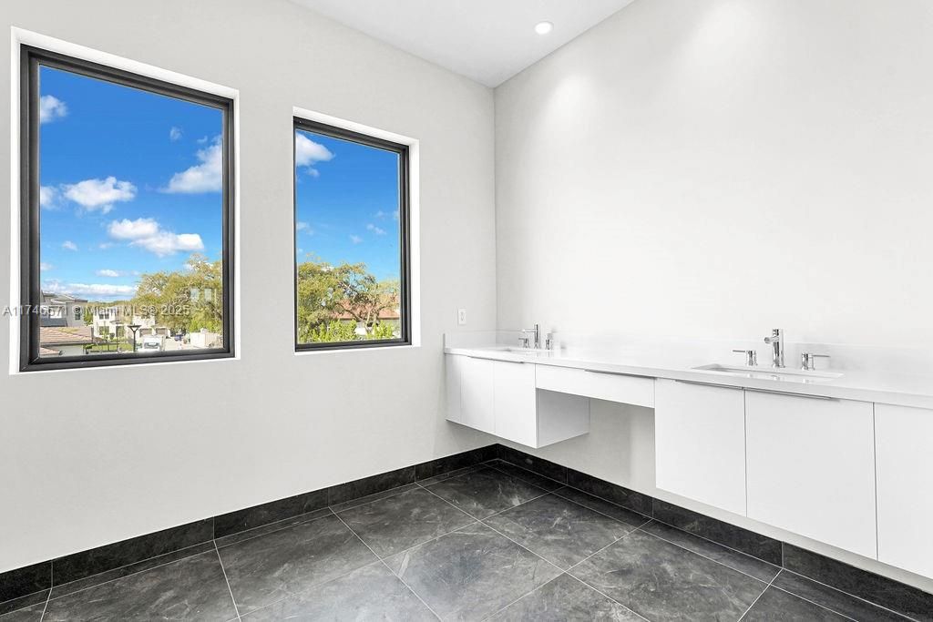 Недавно продано: $3,250,000 (6 спален, 7 ванн, 5379 Квадратных фут)