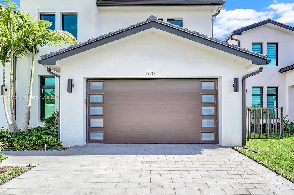 Недавно продано: $3,250,000 (6 спален, 7 ванн, 5379 Квадратных фут)