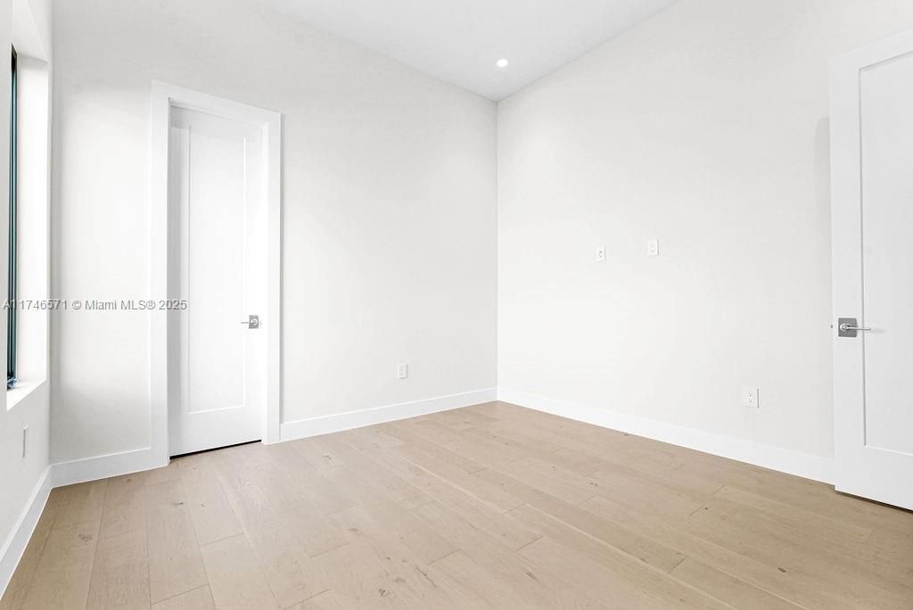 Недавно продано: $3,250,000 (6 спален, 7 ванн, 5379 Квадратных фут)