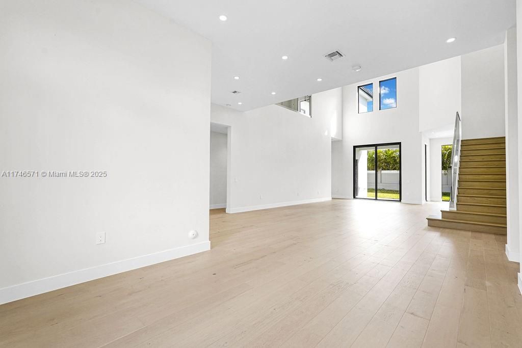 Недавно продано: $3,250,000 (6 спален, 7 ванн, 5379 Квадратных фут)