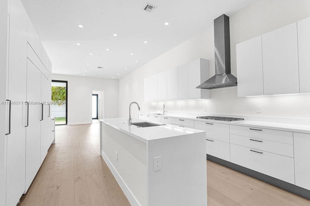 Недавно продано: $3,250,000 (6 спален, 7 ванн, 5379 Квадратных фут)