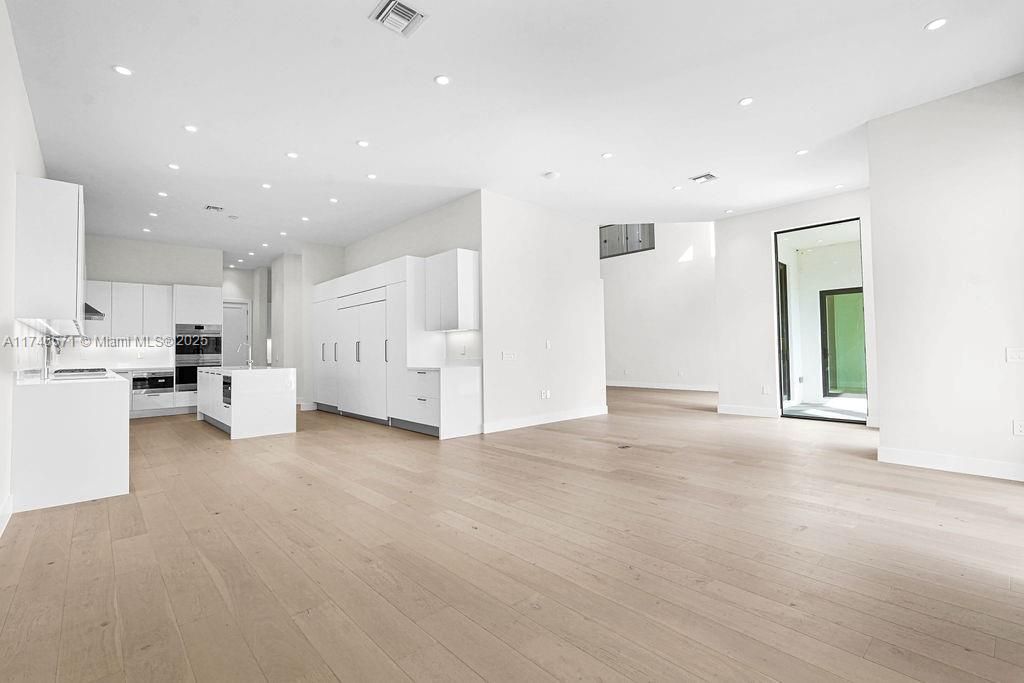 Недавно продано: $3,250,000 (6 спален, 7 ванн, 5379 Квадратных фут)