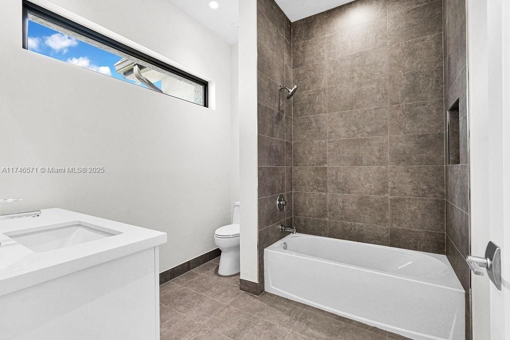 Недавно продано: $3,250,000 (6 спален, 7 ванн, 5379 Квадратных фут)